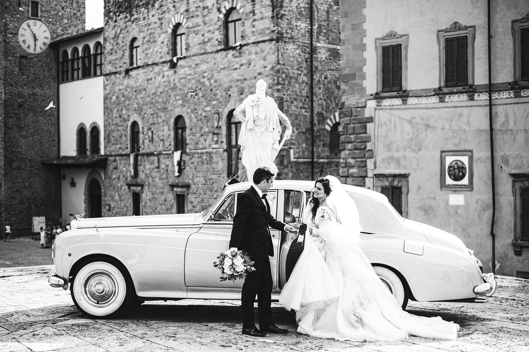 Rippling and sumptuous Tuscany wedding in the elegant Castle of