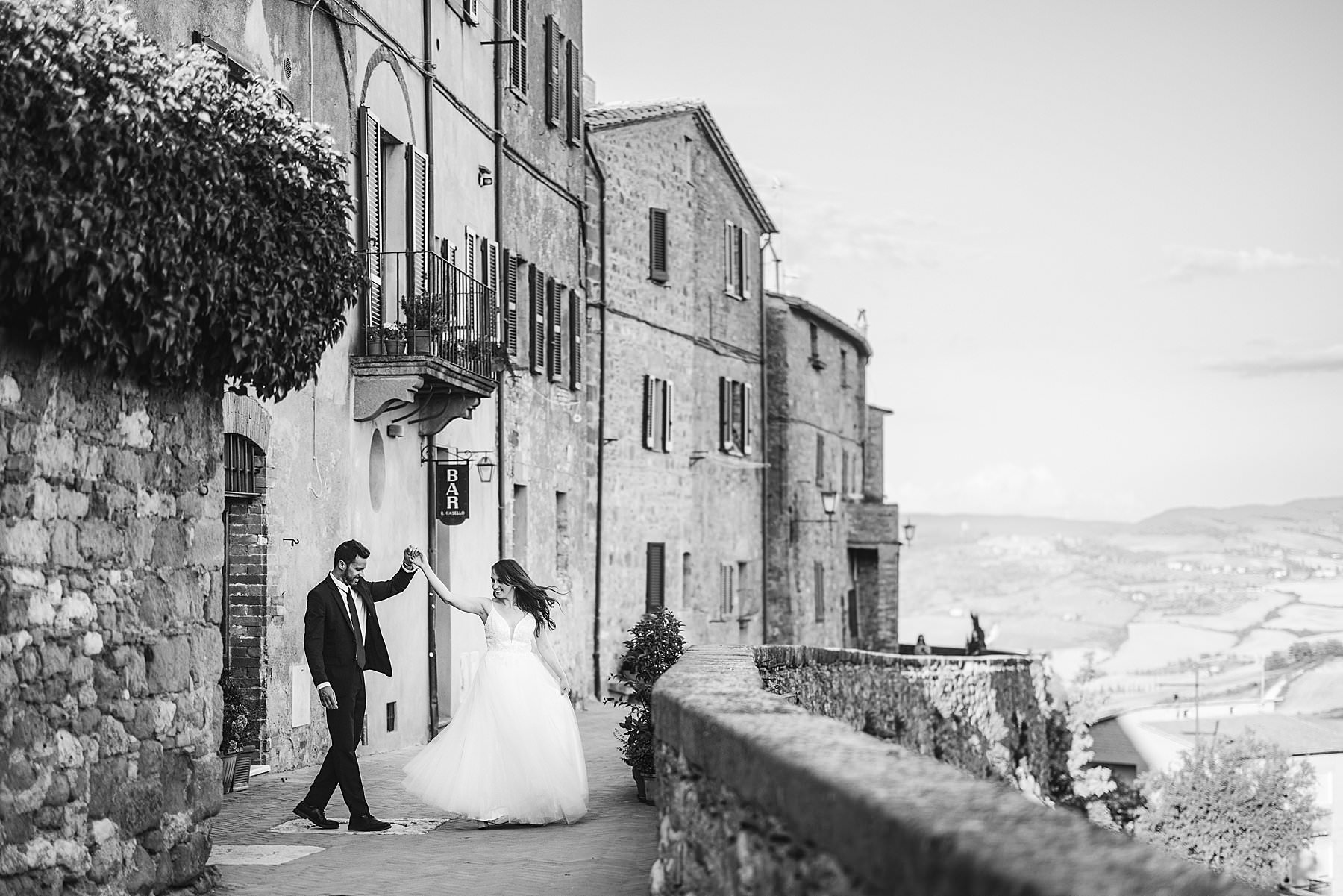 Exciting wedding photo in Pienza the heart of Val d’Orcia for intimate destination elopement