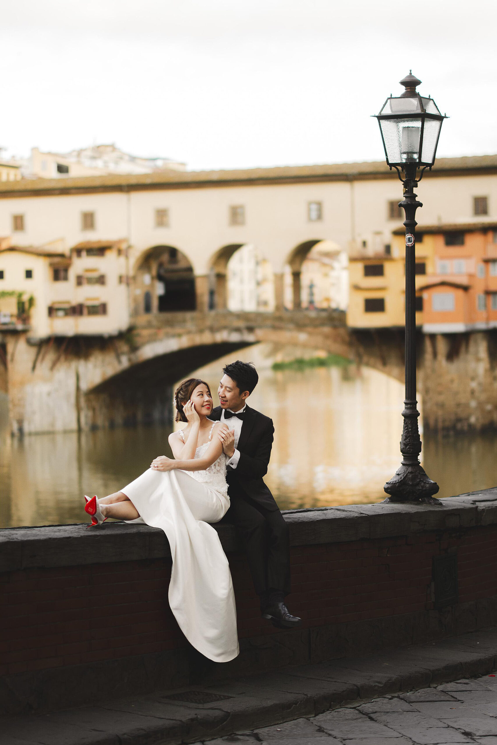 Classic pre-wedding sunrise couple shoot at Ponte Vecchio in Florence