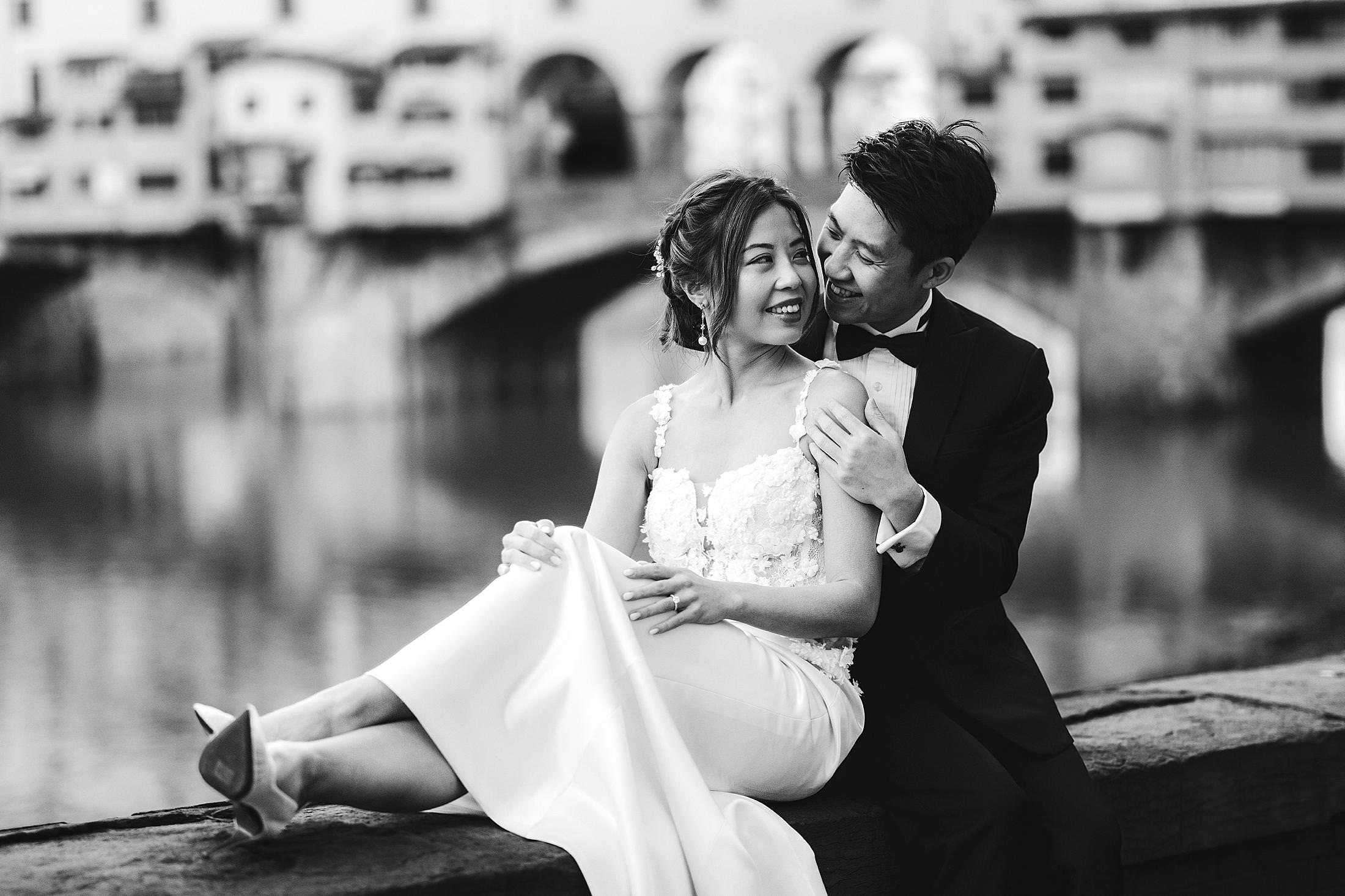 Spontaneous and candid pre-wedding sunrise couple shoot at Ponte Vecchio in Florence