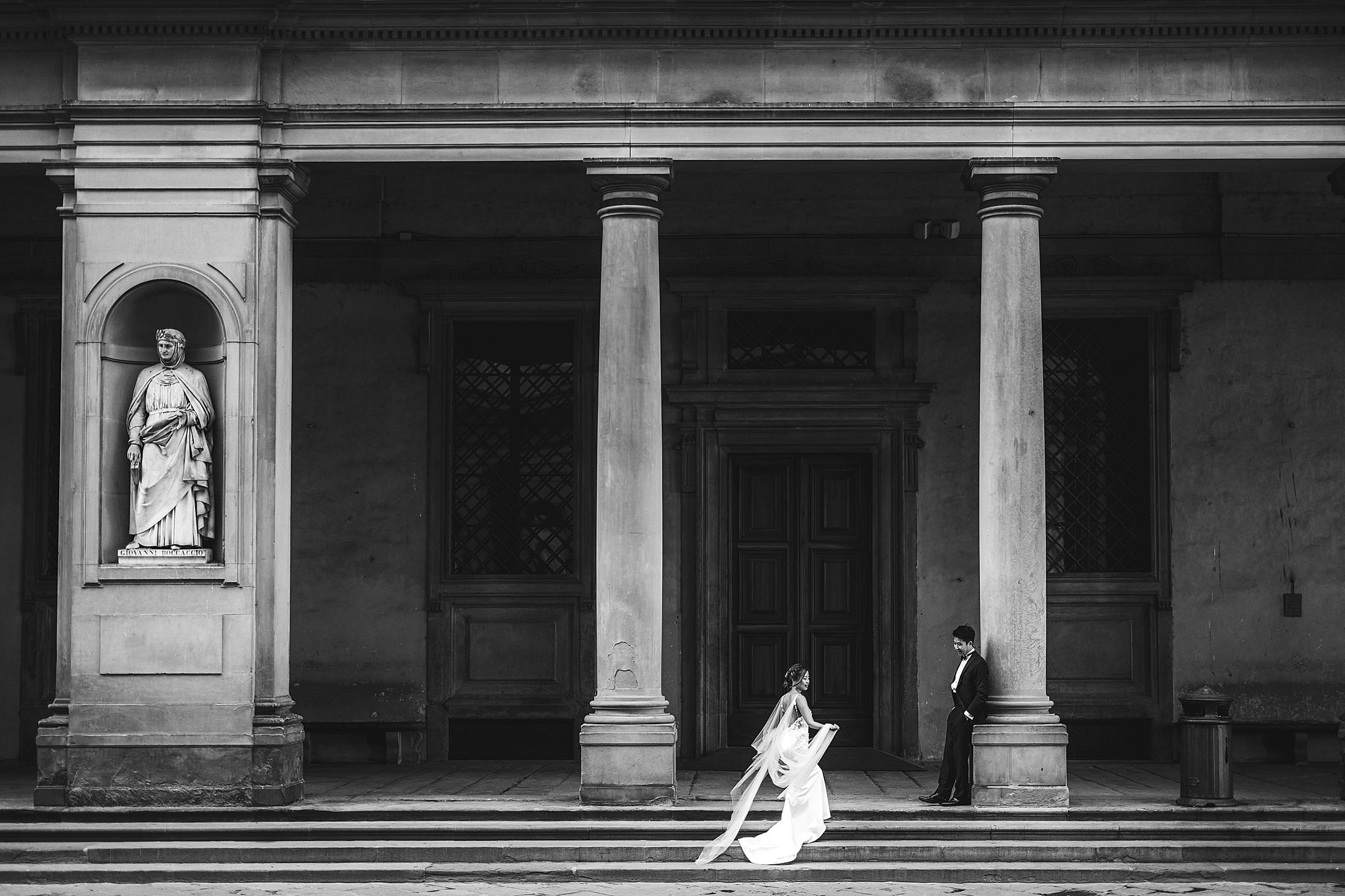 Timeless couple shoot in Florence at down with wedding dresses in the Uffizi area