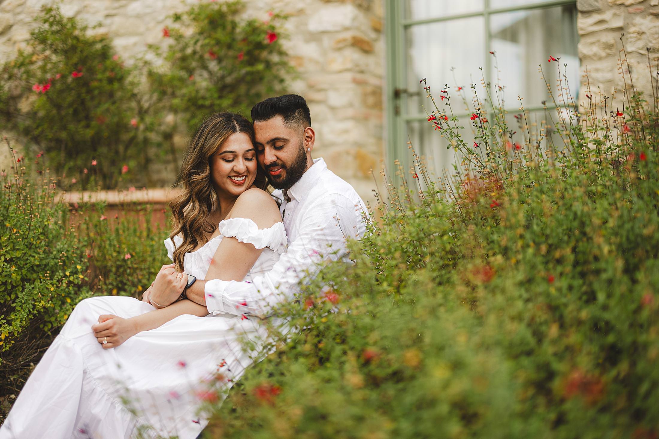 Romantic and lovely couple engagement session at Borgo del Cabreo charming venue