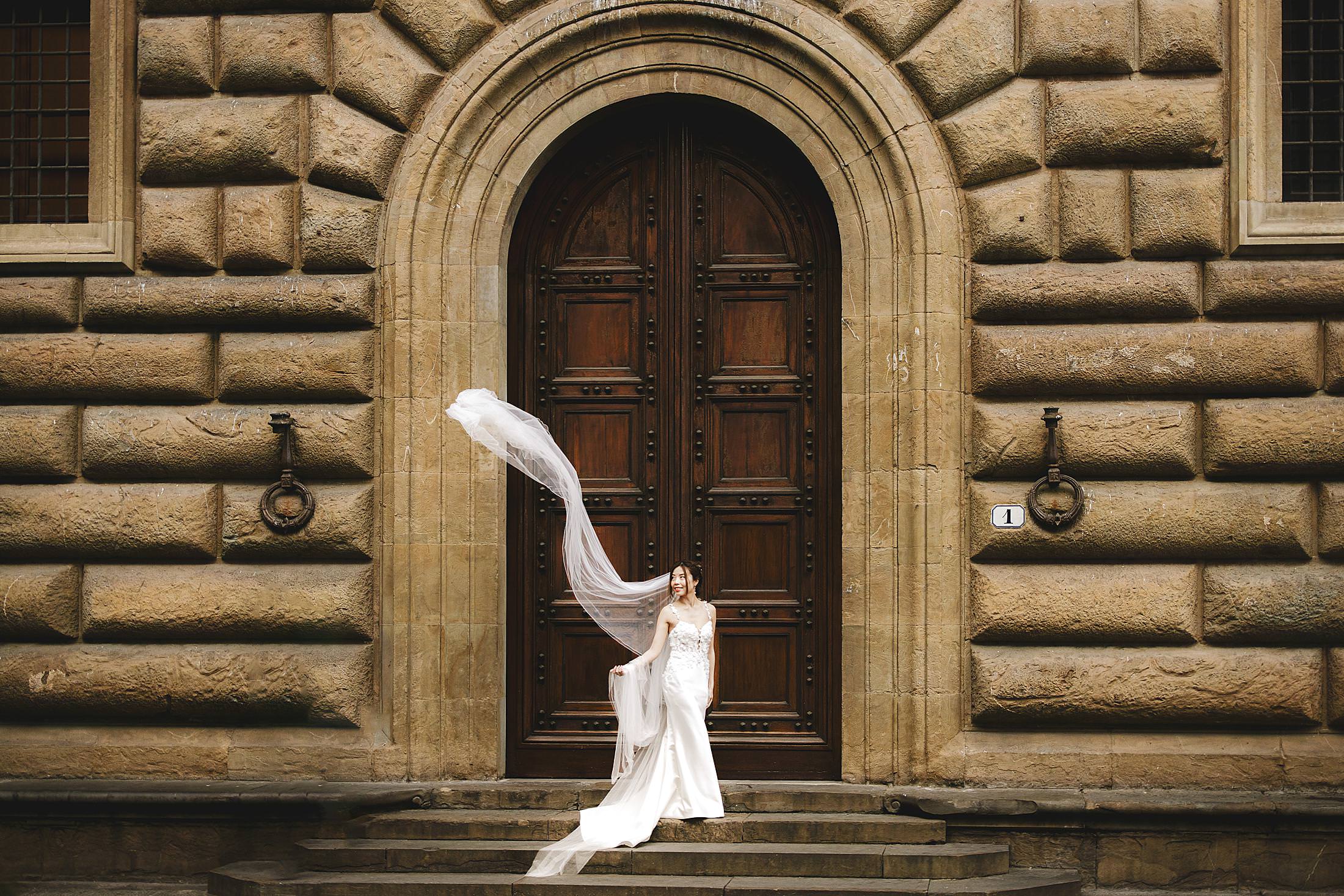 A unique and charming pre-wedding couple photo session in most iconic spot of Florence at sunrise