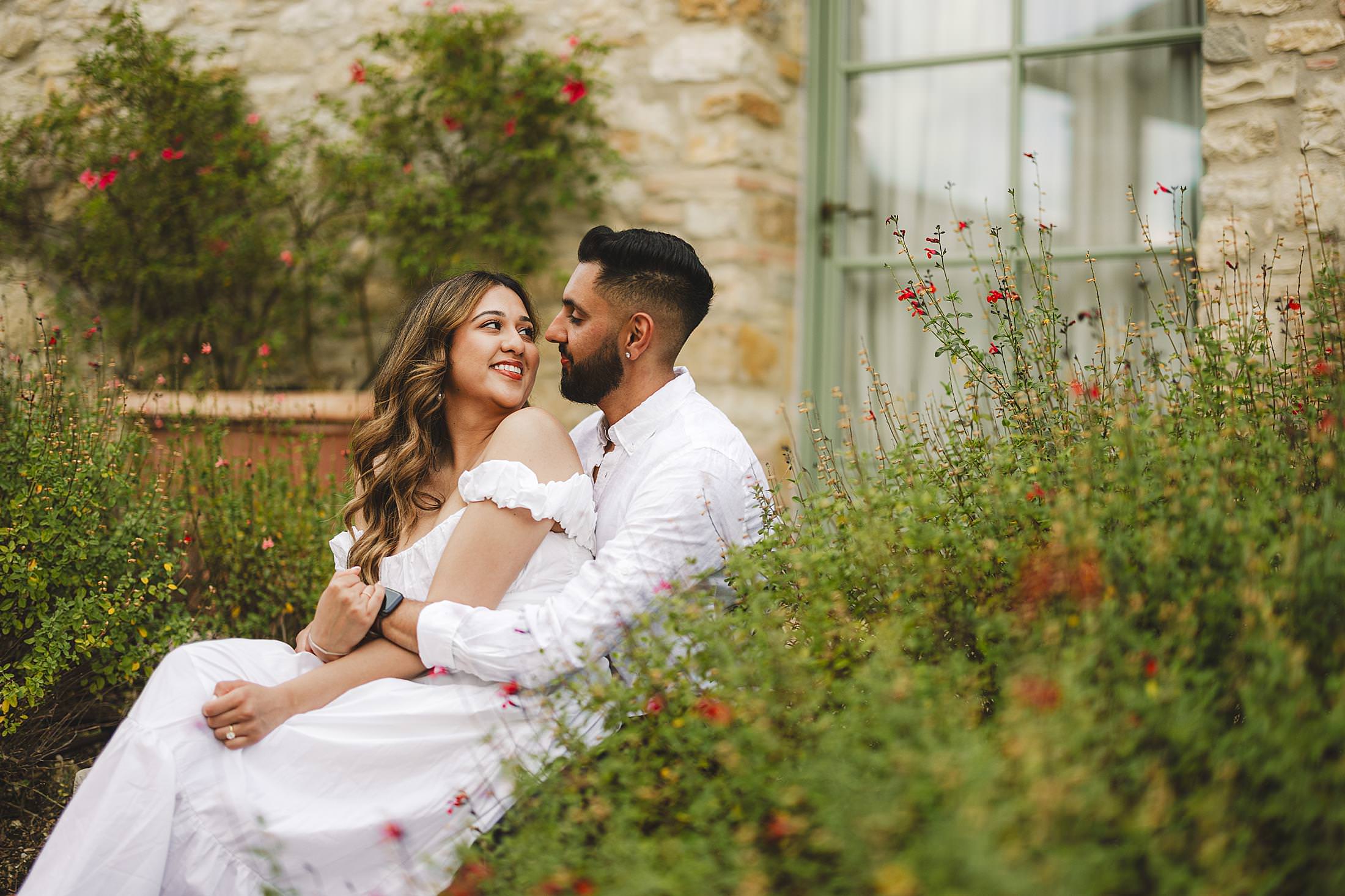 Romantic and lovely couple engagement session at Borgo del Cabreo charming venue