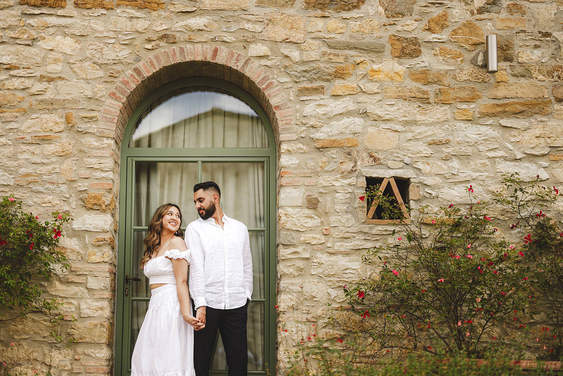 Elegant and modern engagement couple session at Borgo del Cabreo charming venue in the Chianti countryside