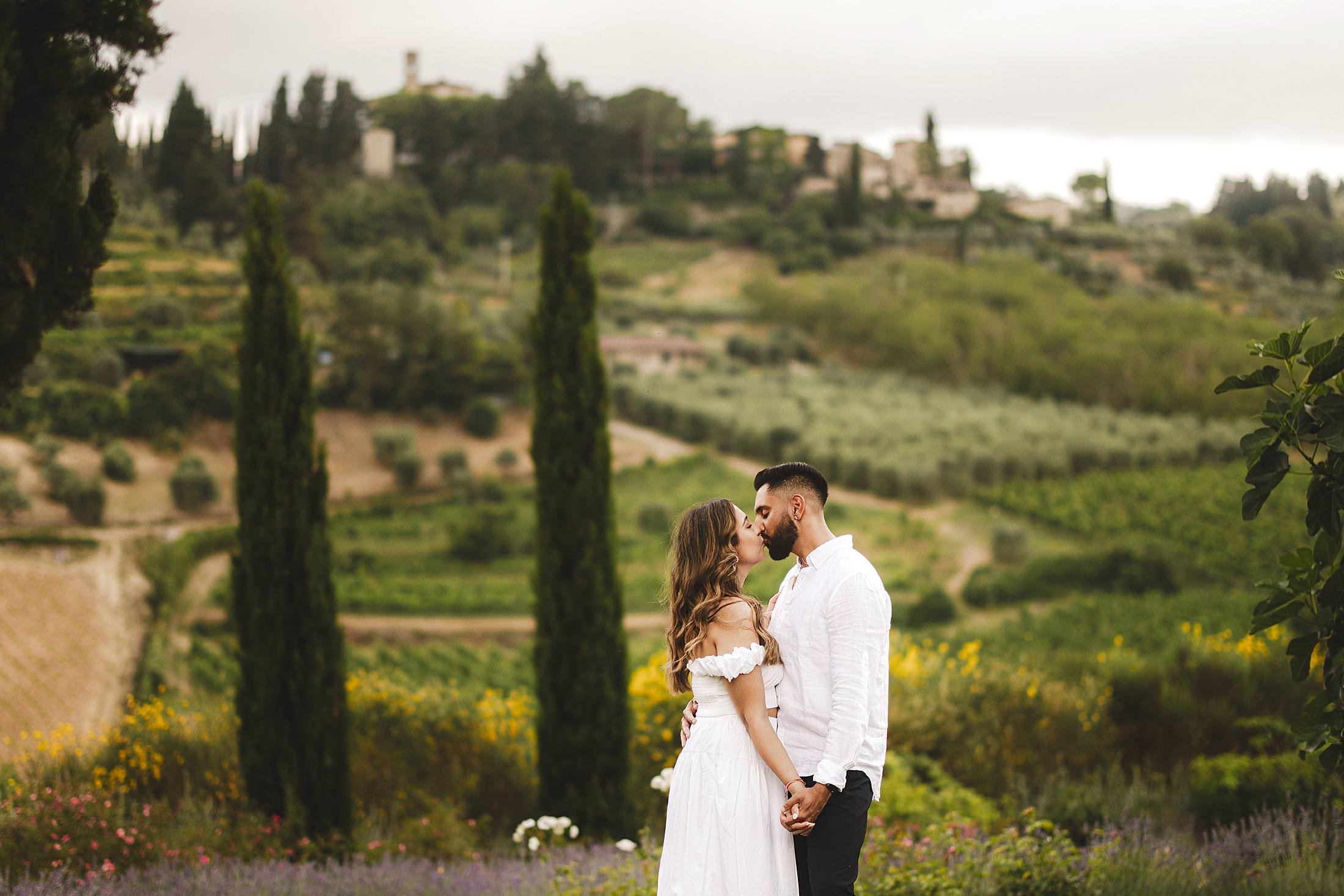 Exclusive and charming secret proposal photo shoot in Chianti countryside at Borgo del Cabreo