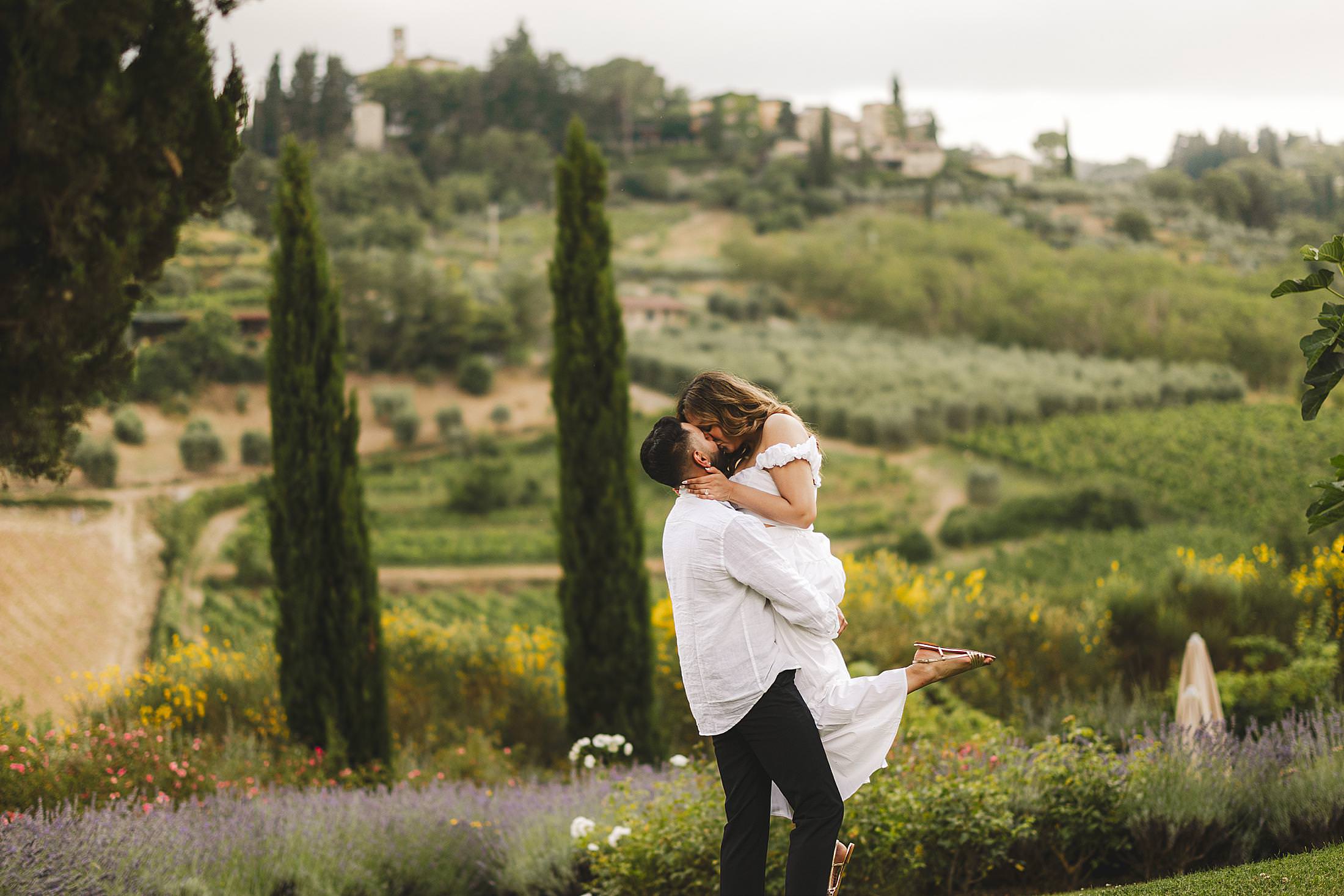 Exclusive and charming secret proposal photo shoot in Chianti countryside at Borgo del Cabreo