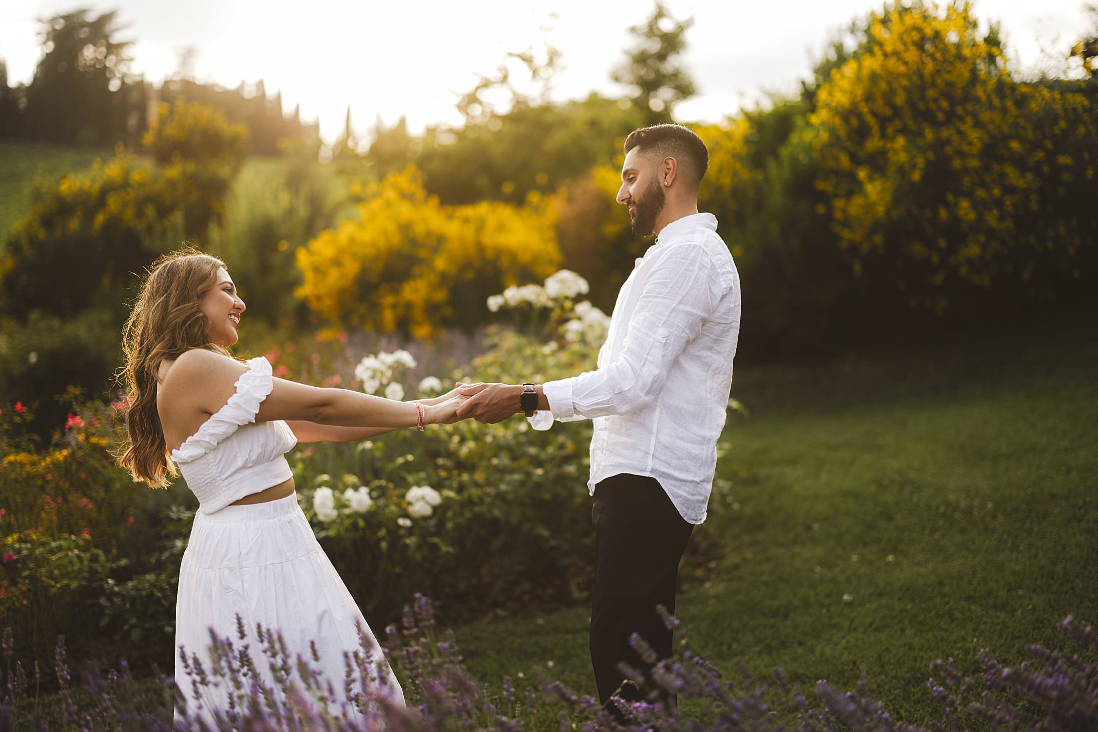 Exiting and lovely couple photo session in Chianti countryside during golden hour at Borgo del Cabreo