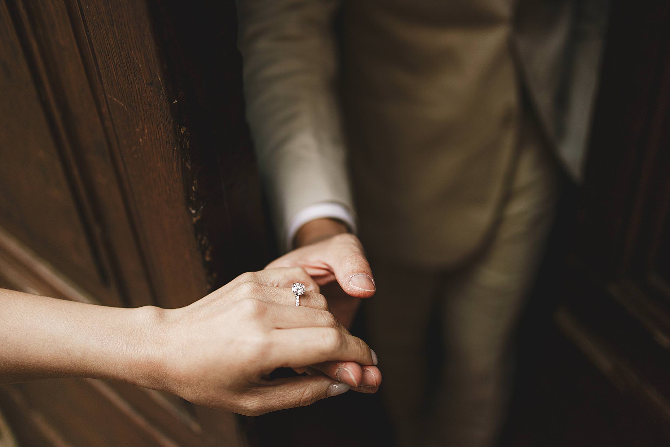 Classic and elegant pre-wedding photo detail in Pienza town in the heart of Val d’Orcia