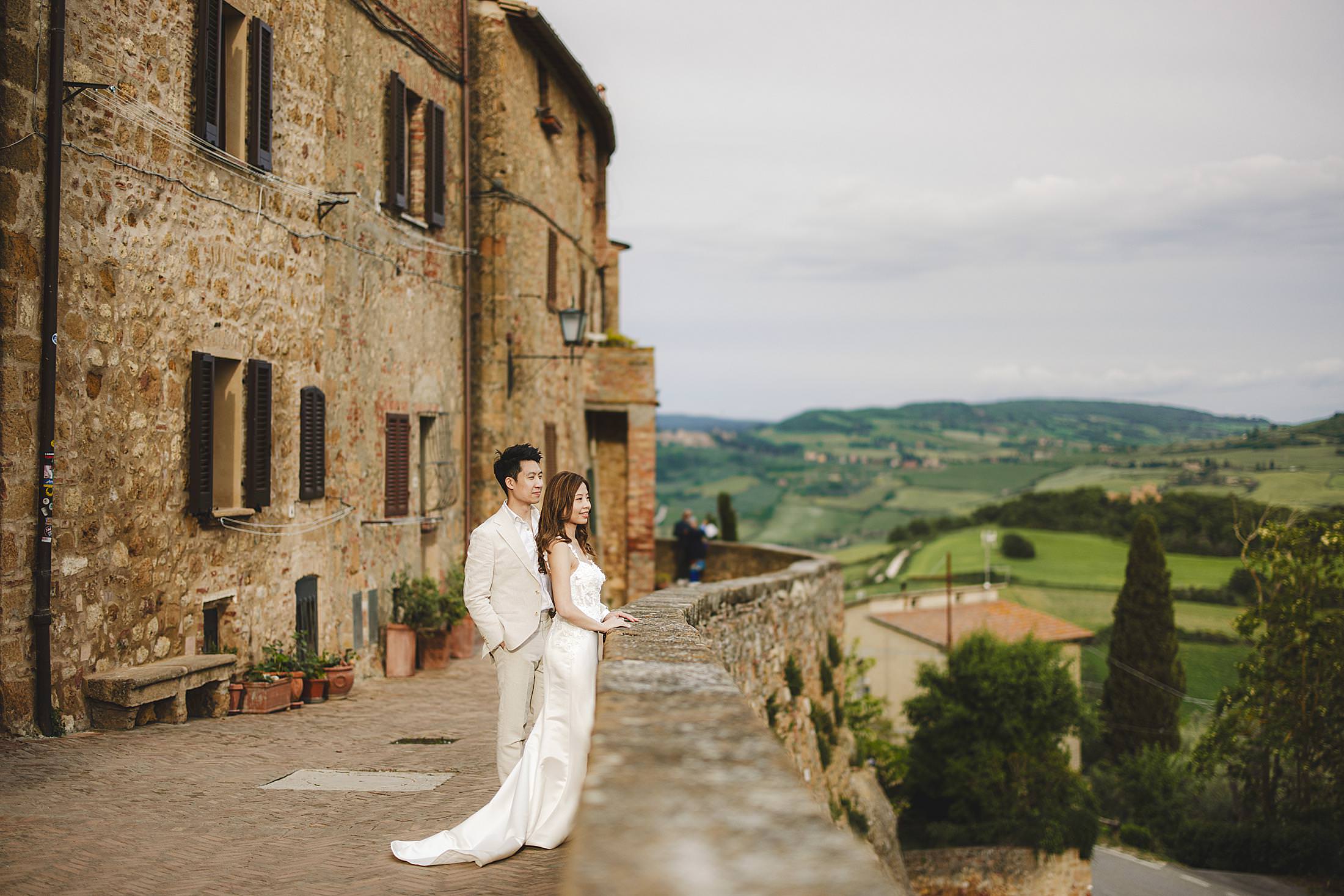 Lovely couple in Pienza streets during a pre-wedding photo session