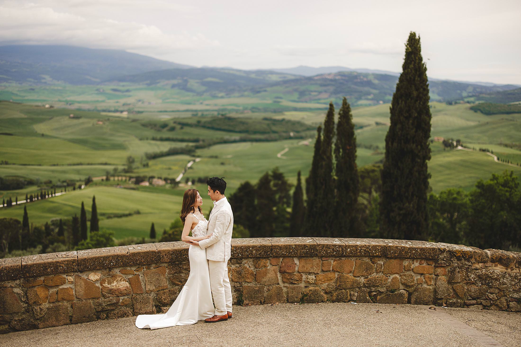 Classic and elegant couple photo shoot in the countryside of Pienza