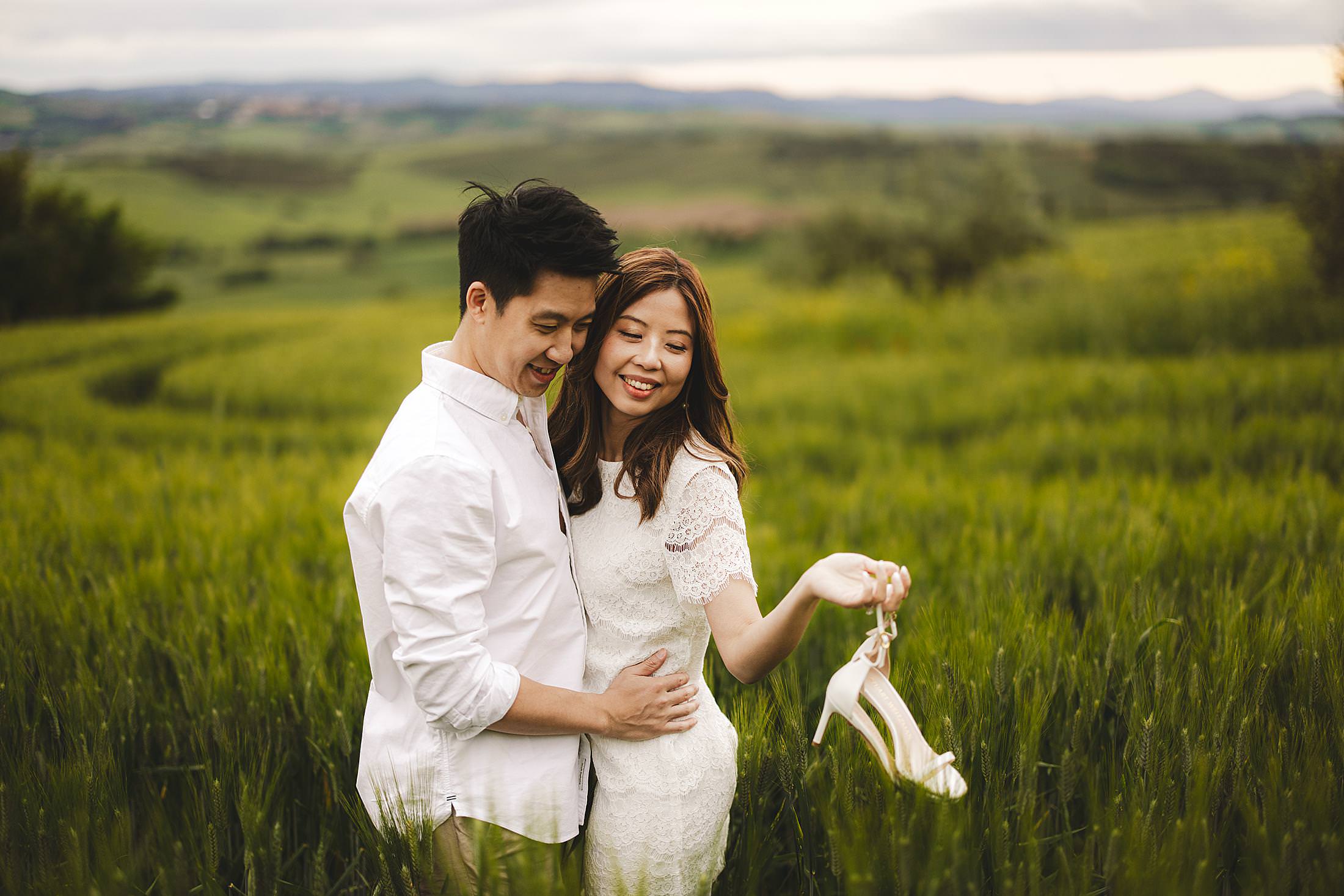 Creating a visual poetry of love and tranquility with an exclusive pre-wedding photo session in the countryside of Pienza