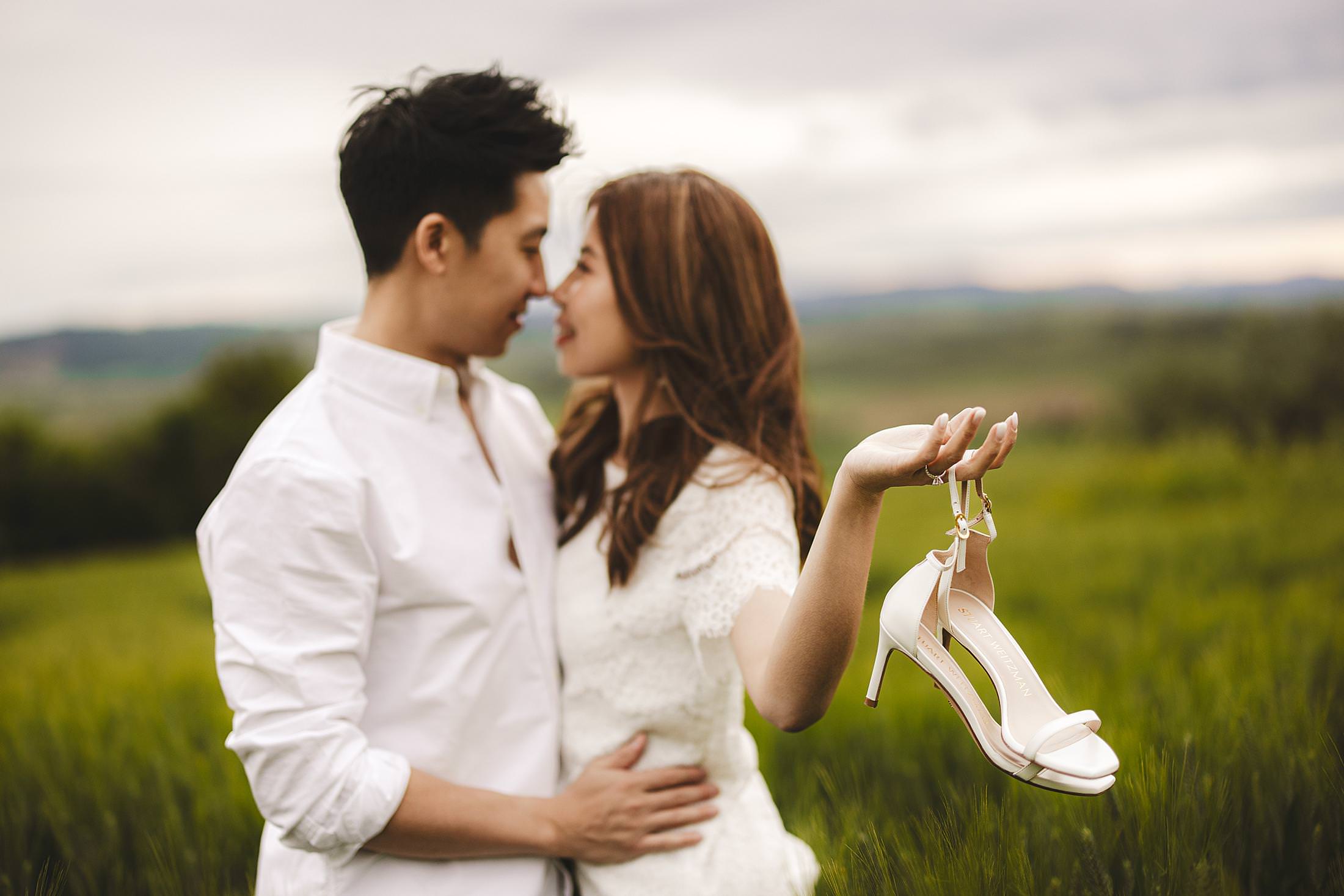 Creating a visual poetry of love and tranquility with an exclusive pre-wedding photo session in the countryside of Pienza