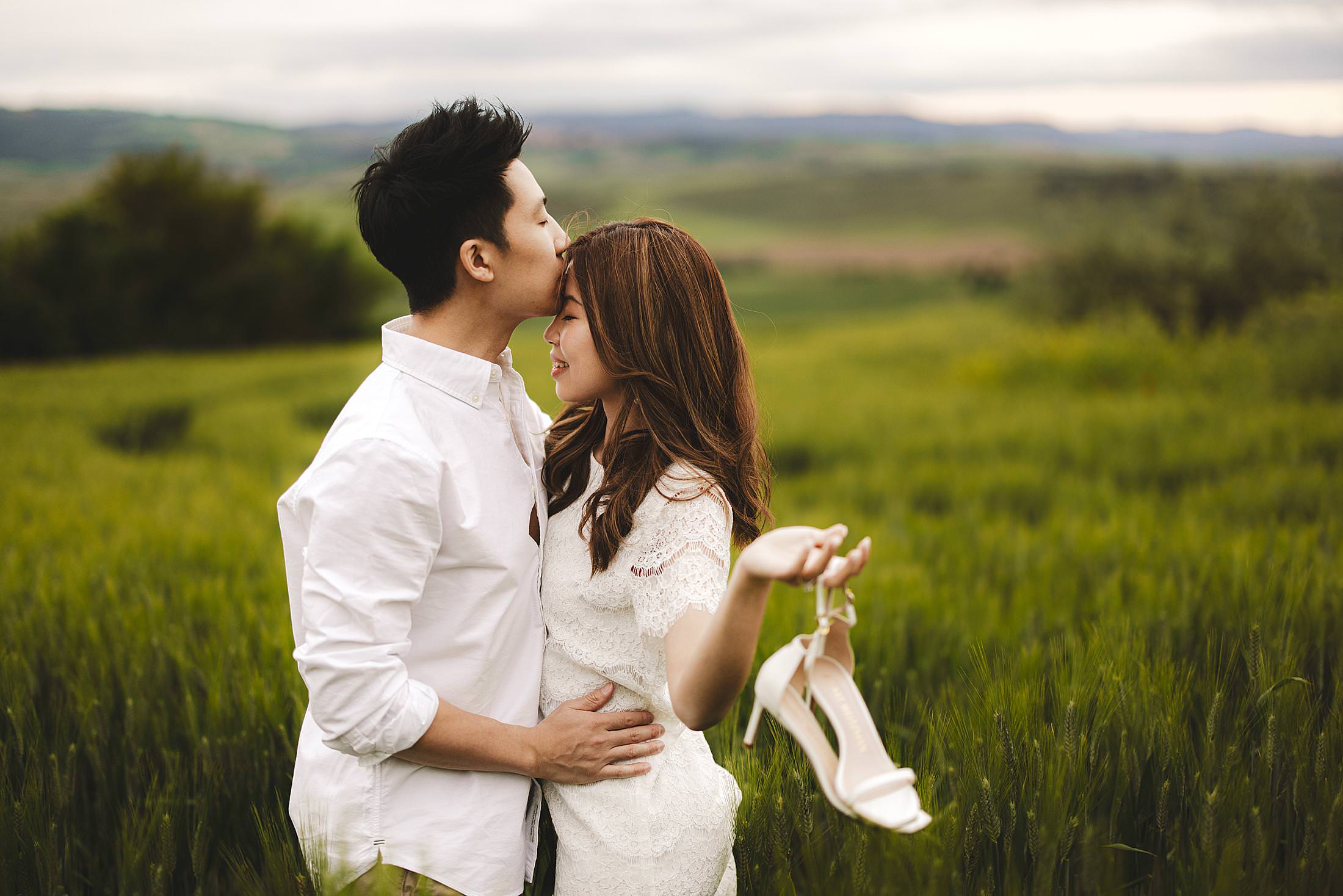 Creating a visual poetry of love and tranquility with an exclusive pre-wedding photo session in the countryside of Pienza