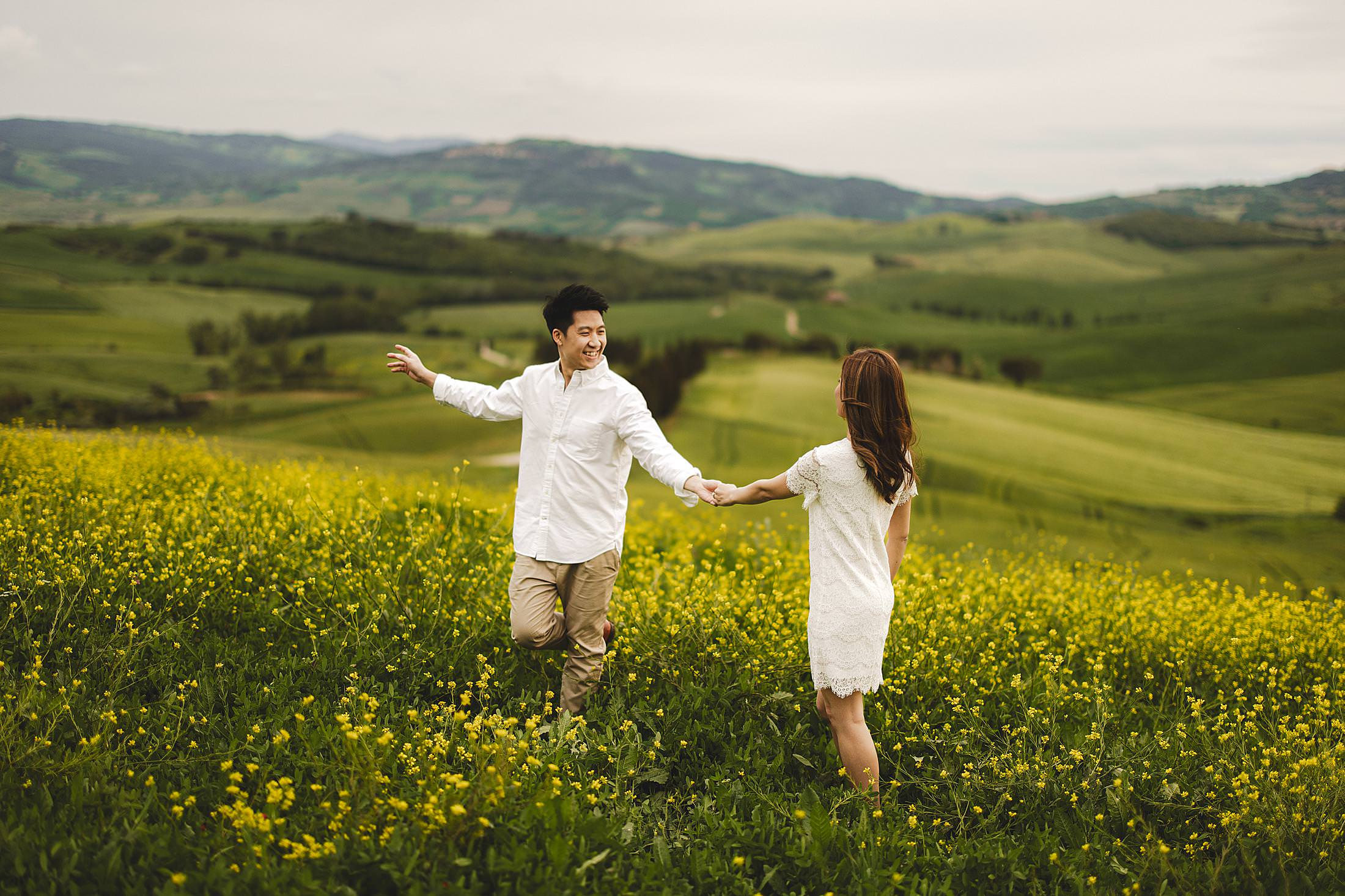 Pre-wedding photography in the countryside of Pienza with dreaming green rolling hills as background