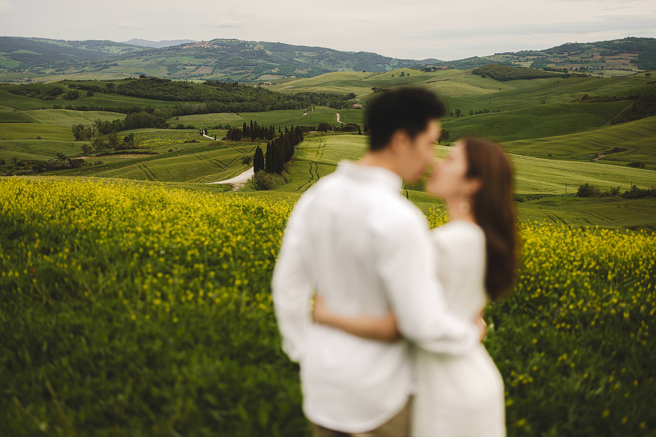 A unique and charming pre-wedding engagement photo session in the beauty of the Val d’Orcia near Pienza