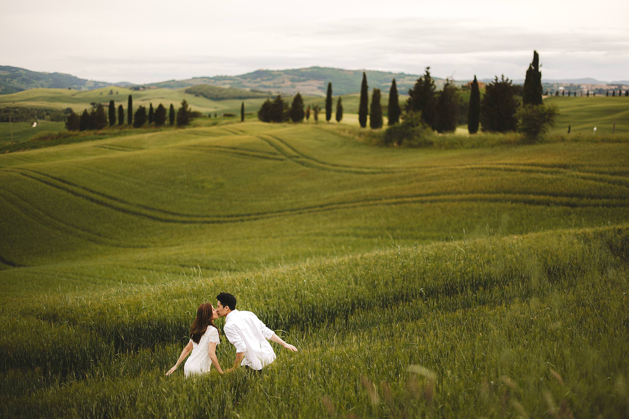 Dreaming pre-wedding photo shoot in a landscape adorned in vibrant shades of green in the heart of Val d’Orcia near Pienza