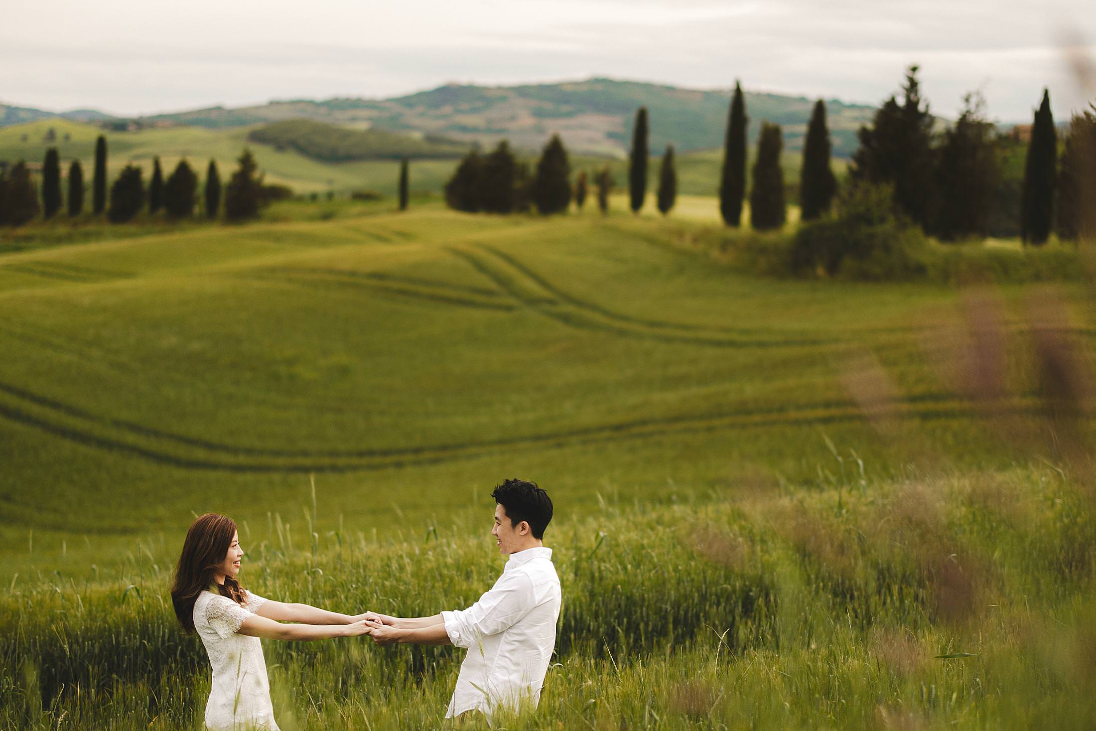 Dreaming pre-wedding photo shoot in a landscape adorned in vibrant shades of green in the heart of Val d’Orcia near Pienza