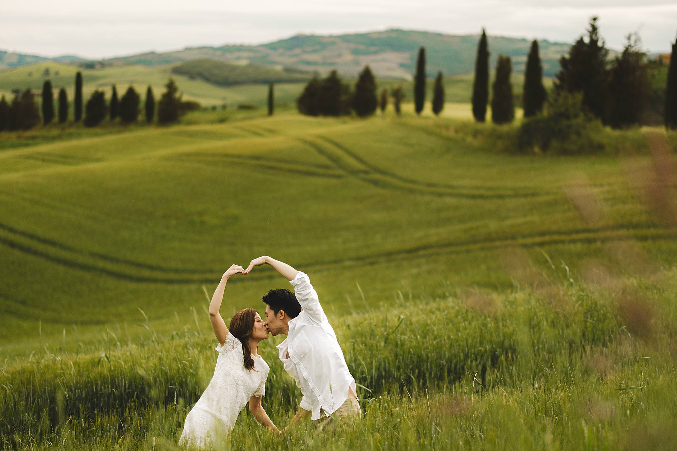 Exciting and fun couple shoot in the dreaming countryside of Pienza in the Val d’Orcia