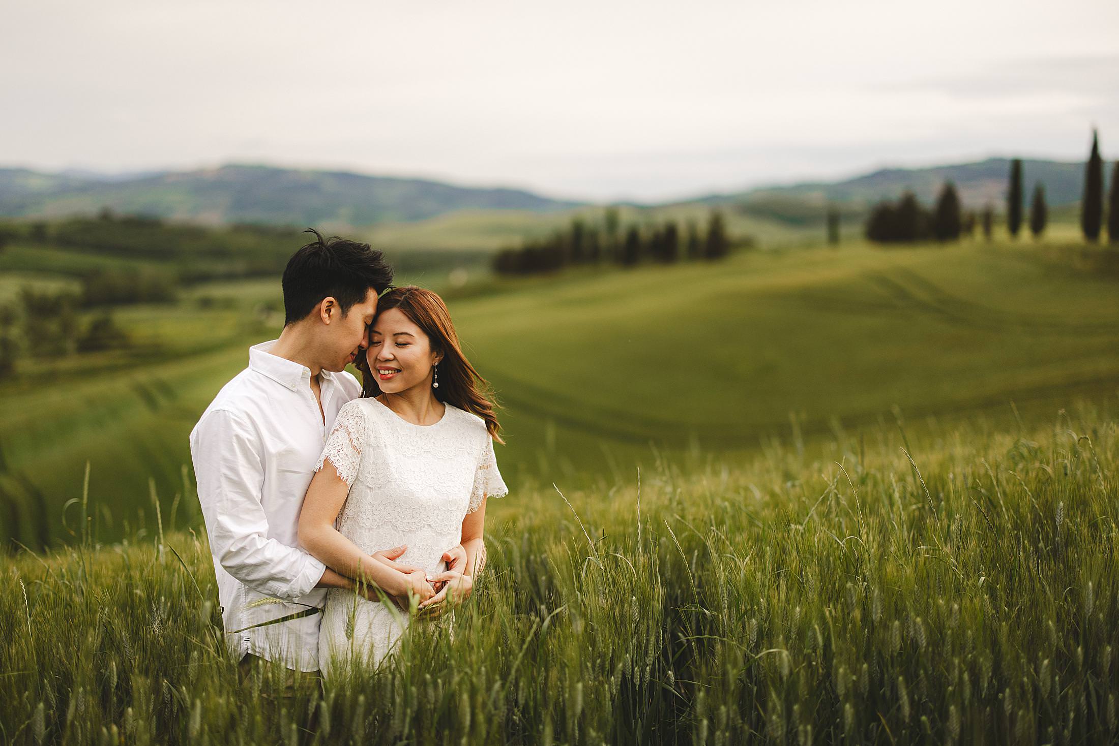 Exciting and romantic couple shoot in the dreaming countryside of Pienza in the Val d’Orcia