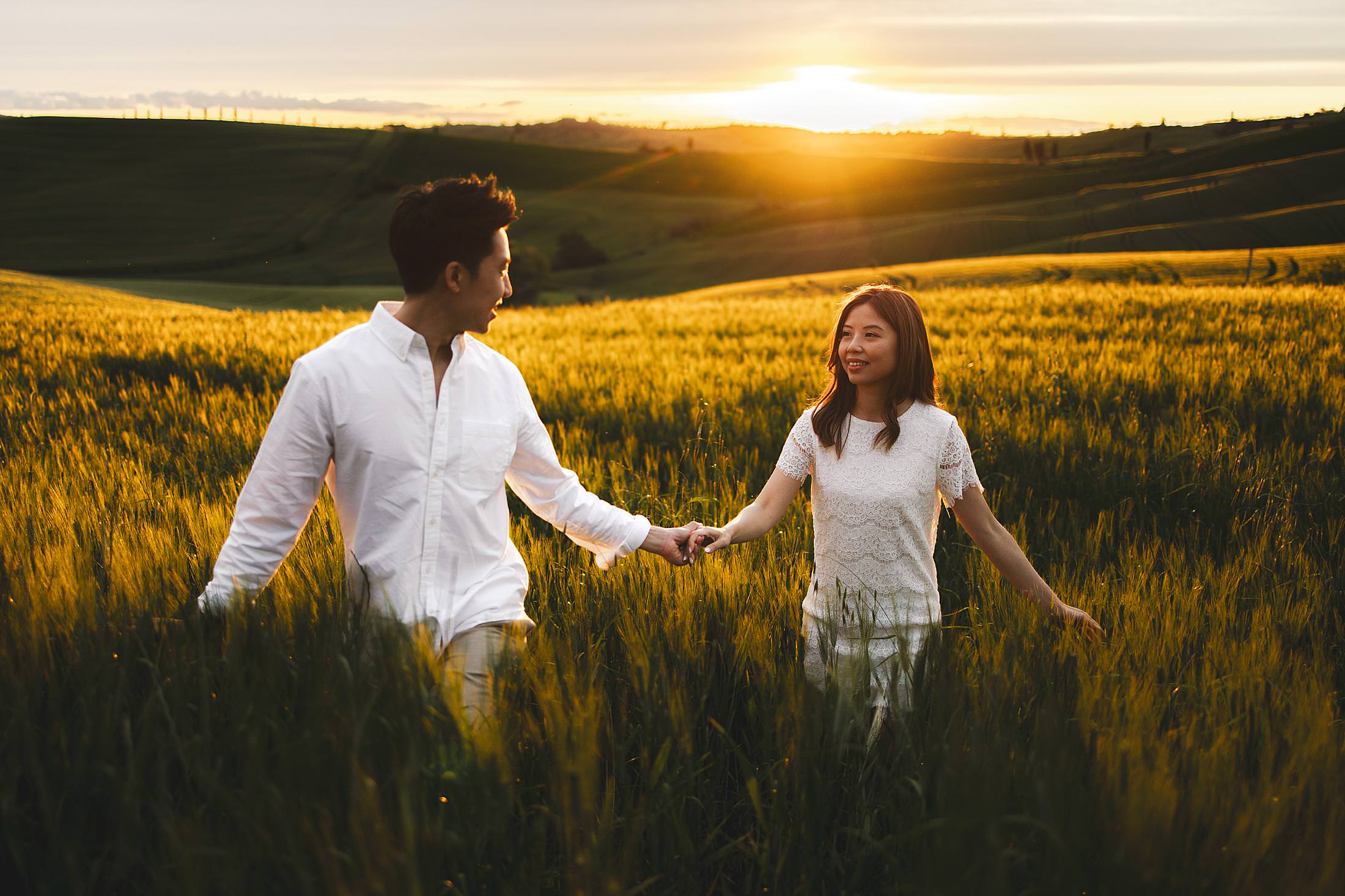 Exciting and lovely walk tour photo shoot into a gorgeous countryside rolling hills field at sunset near Pienza heart of Val d’Orcia