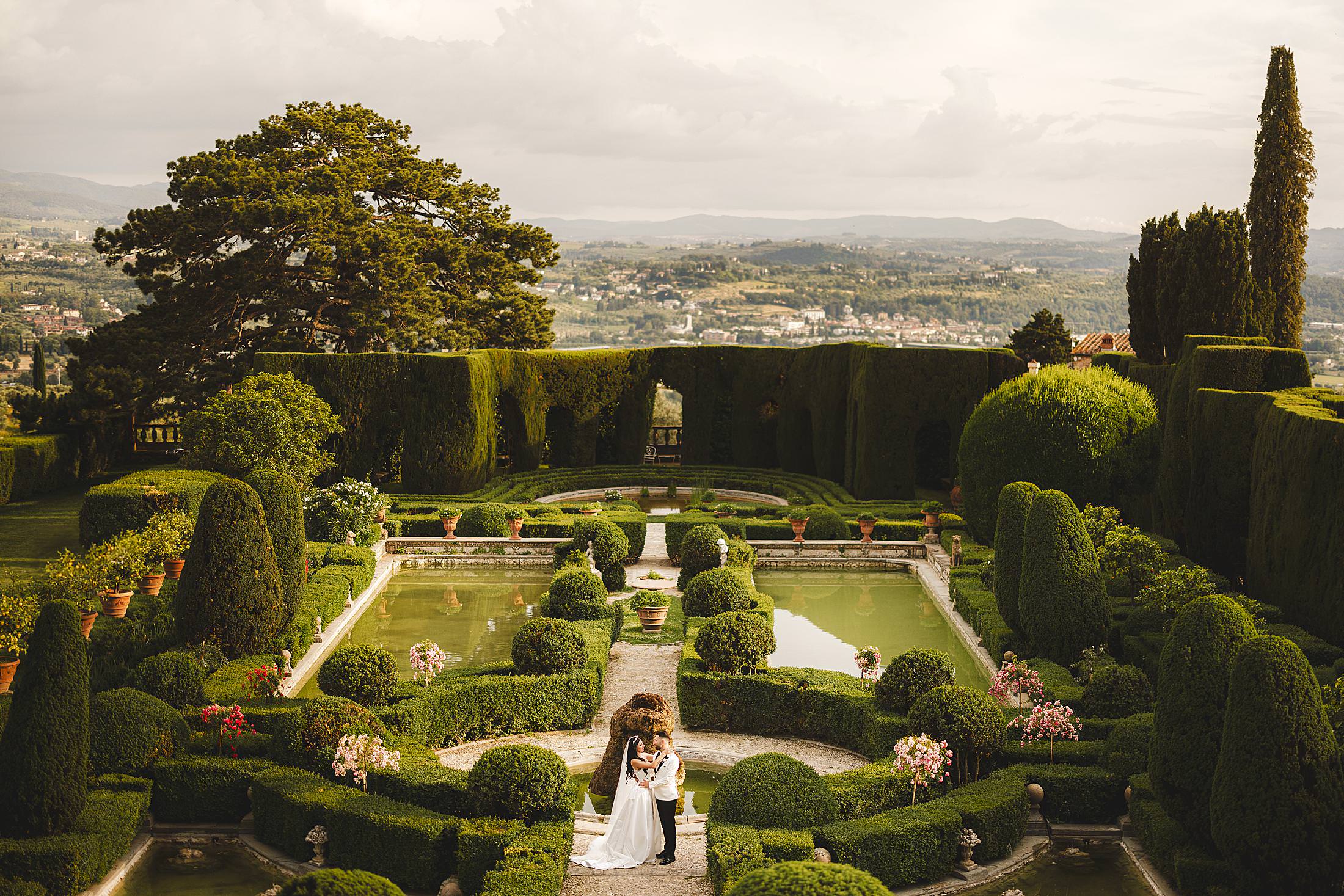 An unforgettable three days wedding at majestic Villa Gamberaia, in Tuscany near Florence