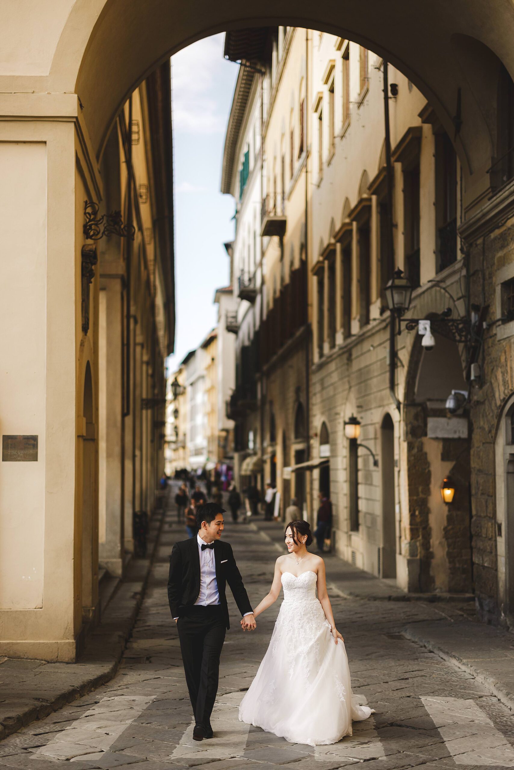 Lovely and exciting couple pre-wedding photo shoot in the historic charm of the city center of Florence