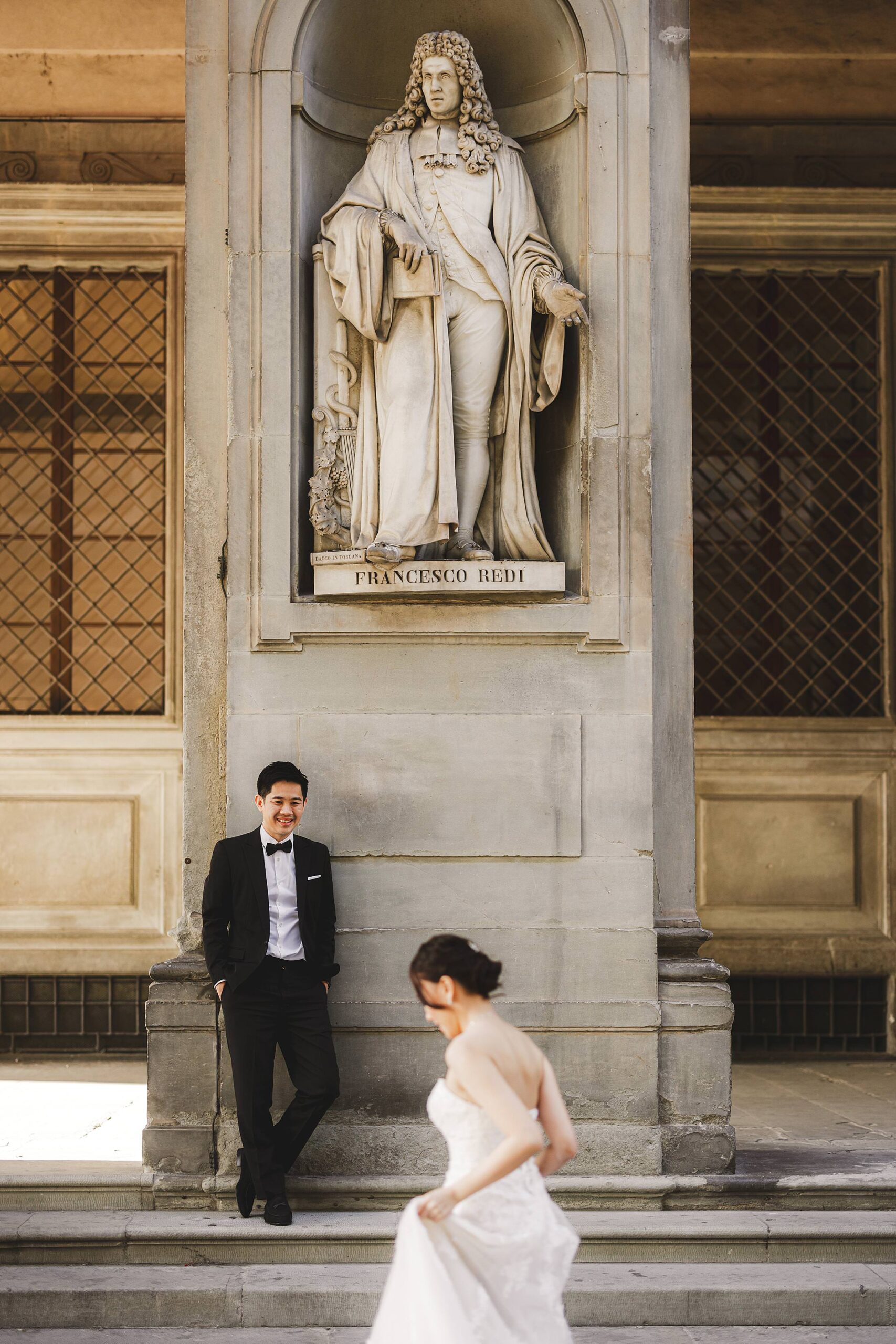 Lovely documentary pre-wedding photo shoot in the historic streets of Florence