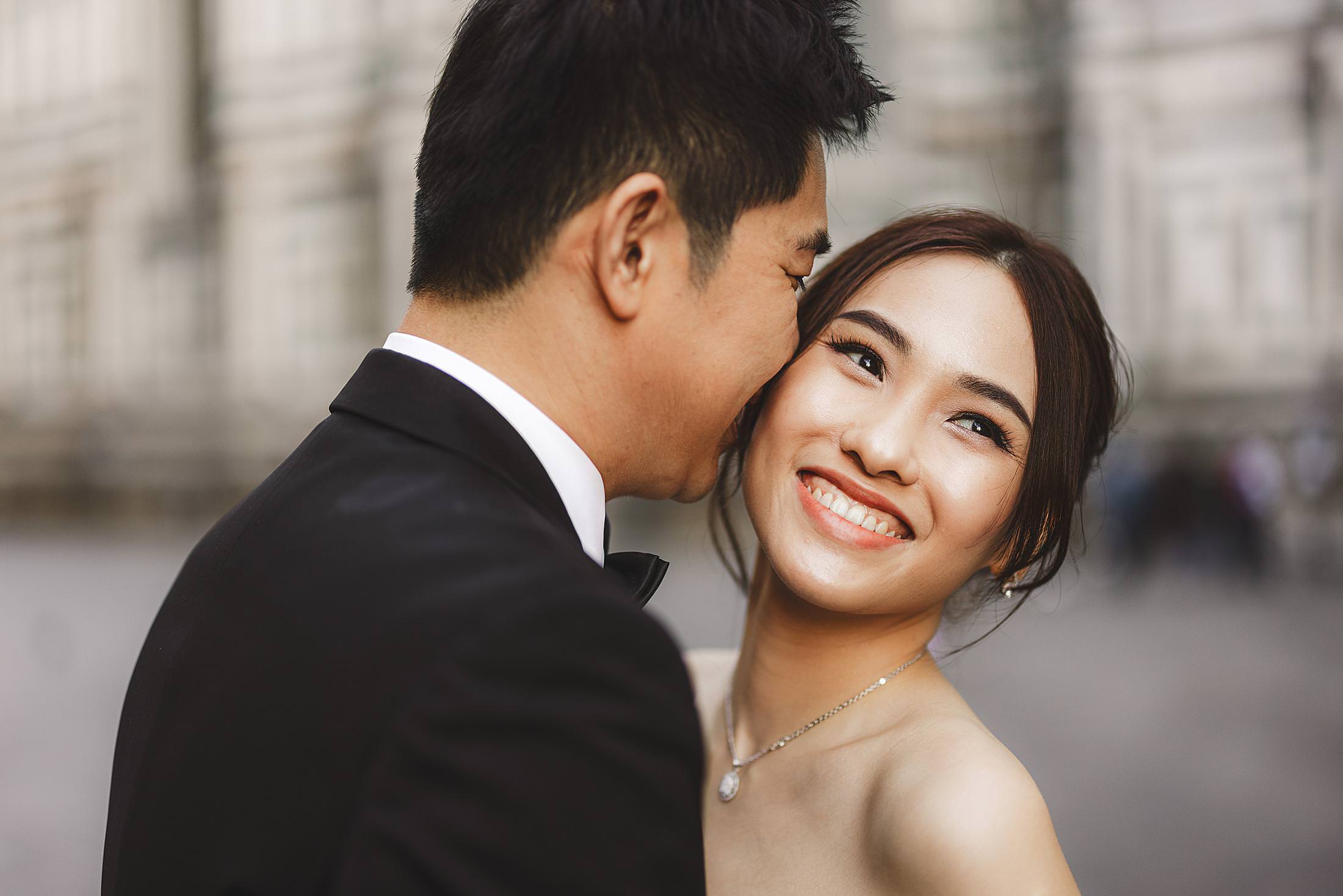 Romantic and elegant pre-wedding couple photo session into characteristic streets surrounding the Duomo