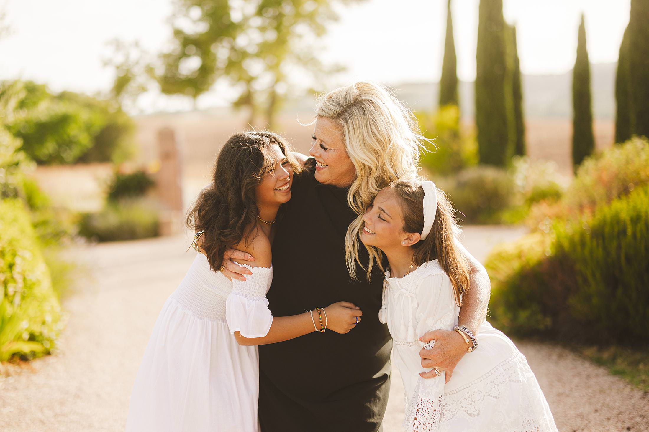 Lovely and exciting family photos in Tuscany countryside venue near Chianni