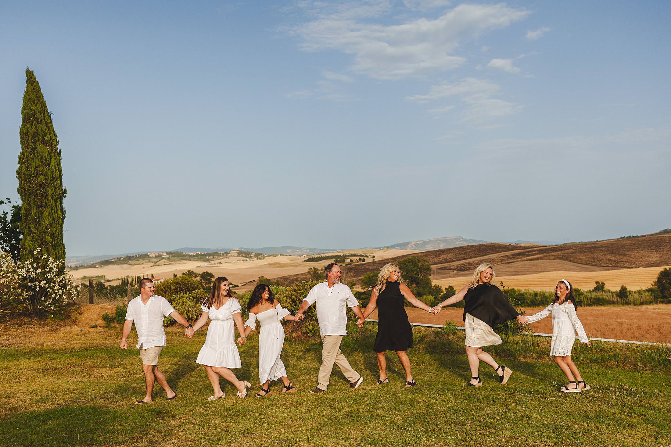 Vacation family photo session in Tuscany countryside dreaming venue near Chianni