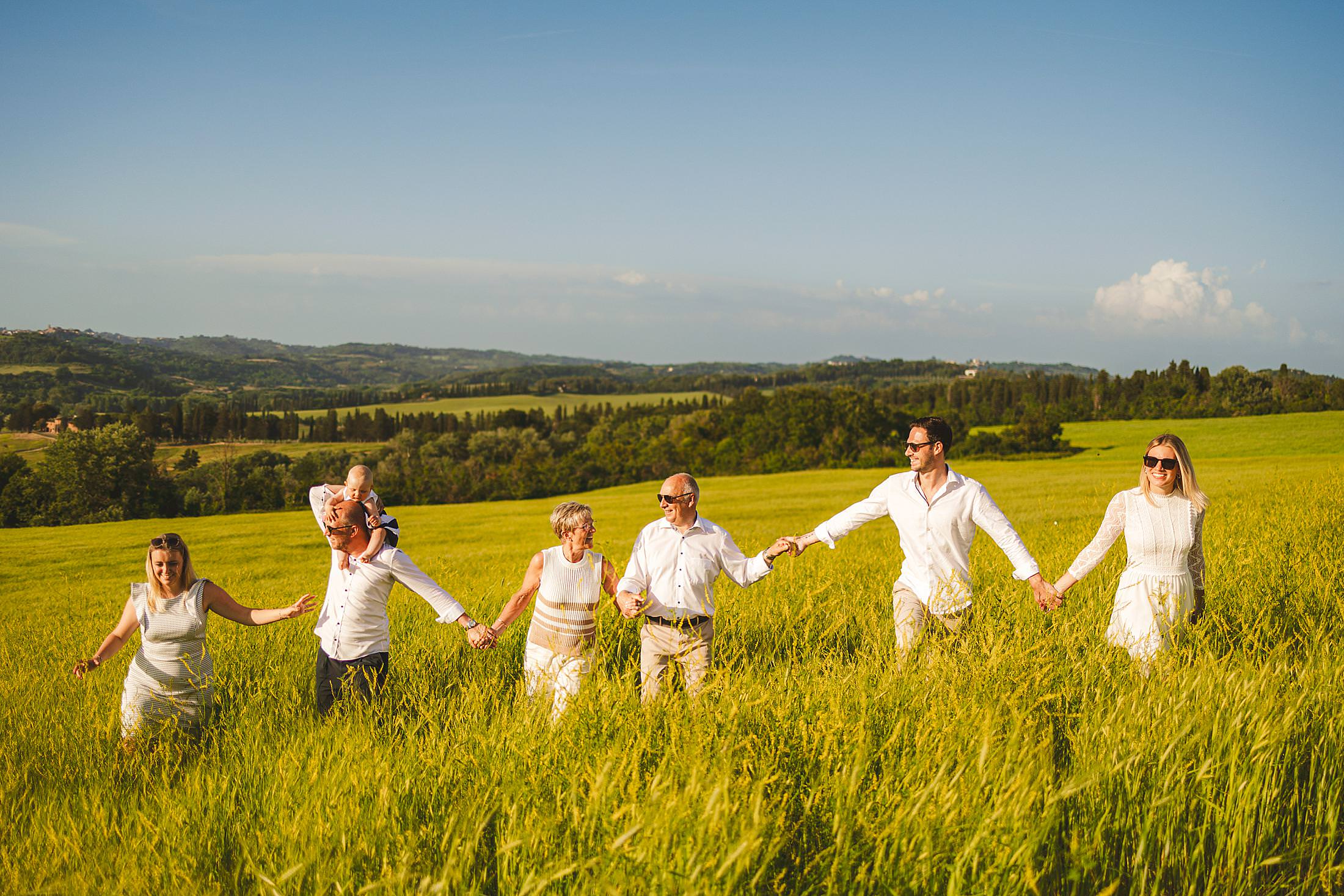 Exciting and fun family reunion photo shoot in the countryside of Tuscany