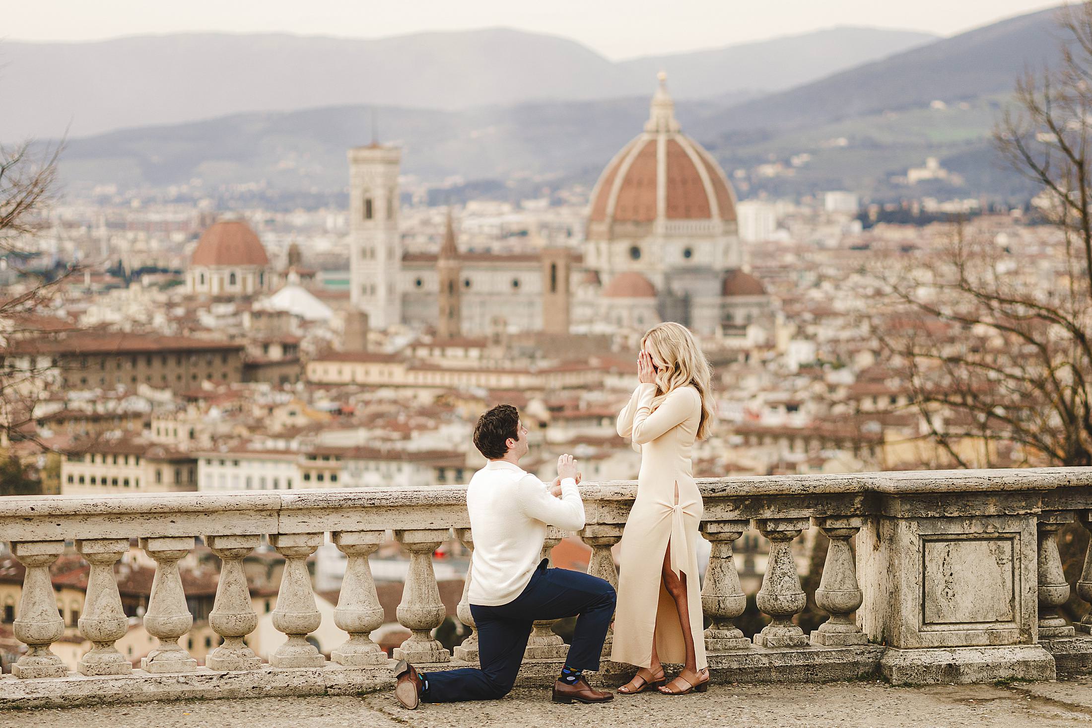 A picture-perfect emotional proposal in Florence in the most iconic and breathtaking panoramic location